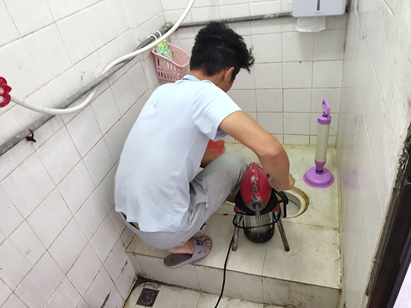 会理管道堵塞冒臭气 专业师傅现场解决问题